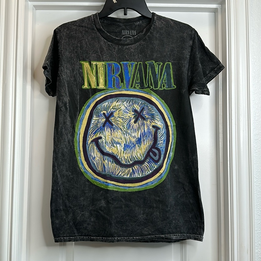 Nirvana Smiley Logo Rainbow black Acid Wash
Graphic Tee